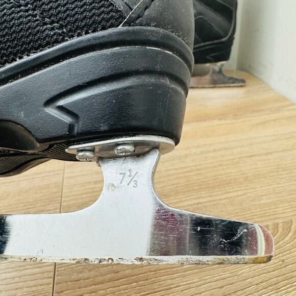 Softec Tri-grip black ice skates youth size 7 1/3 - Picture 3 of 6